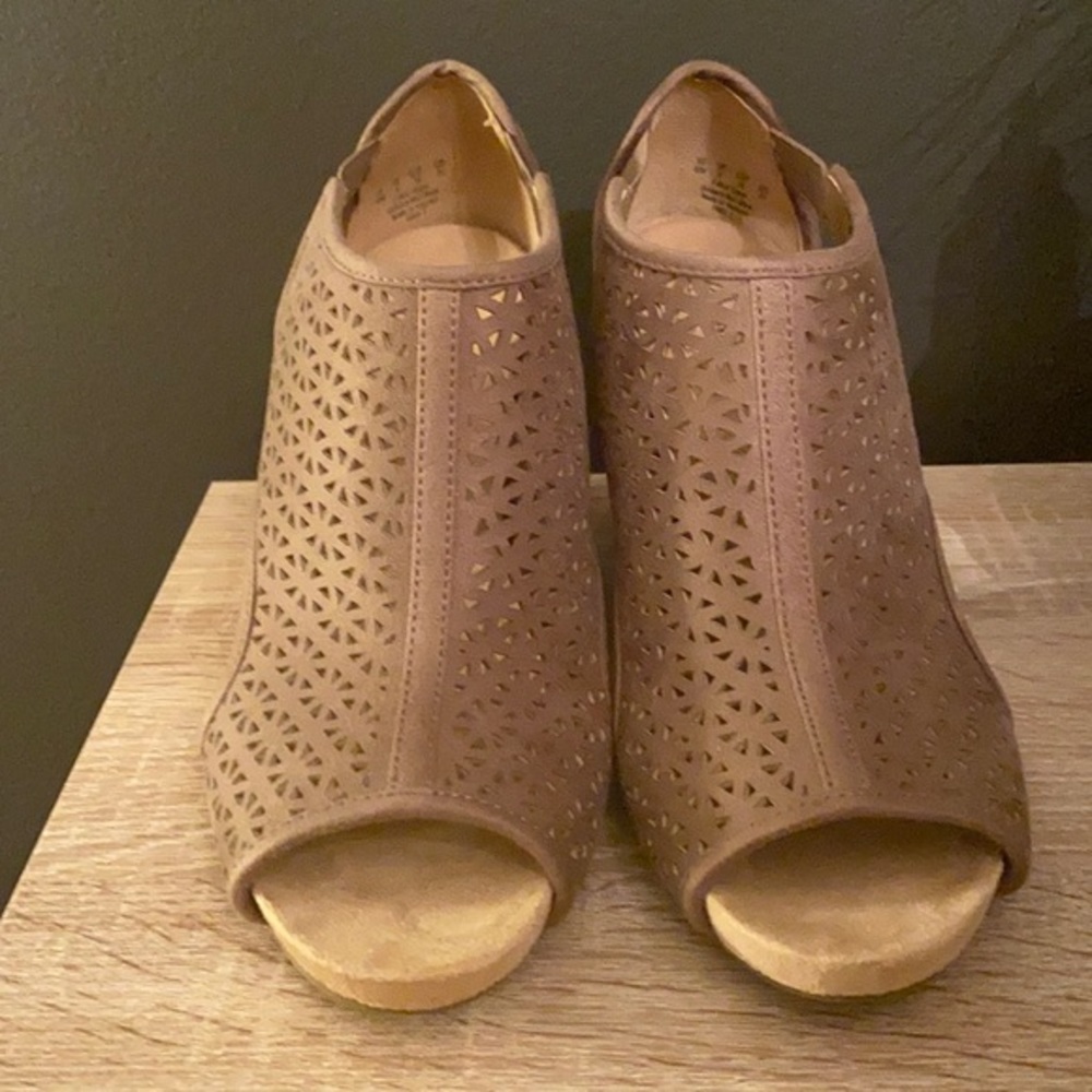 Taupe Life Stride Peep Toe Wedges Sz. 8M